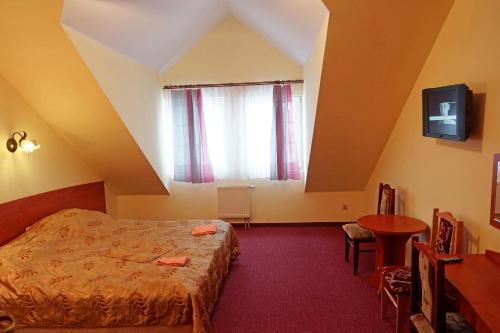a hotel room with a bed and a window at DW Mieszko in Karpacz