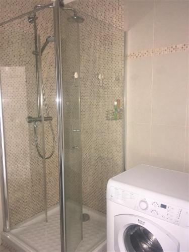 une salle de bain avec une machine à laver et un lave-linge dans l'établissement Appartement de 1 à 6 personnes Beaulieu sur mer, climatisé, proche Nice et Monaco tout confort 2 chambres, à Beaulieu-sur-Mer