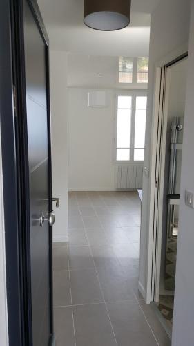 une chambre vide avec une porte et du carrelage dans l'établissement Maison / Appart Le PIOL, à Nice