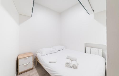 モンペリエにあるLe Little Sohoの白いベッドルーム(ベッド1台、ナイトスタンド付)