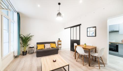 un salon avec un canapé et une table dans l'établissement Le Little Soho, à Montpellier