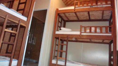 Łóżko lub łóżka piętrowe w pokoju w obiekcie Hostel Mirante do Vale