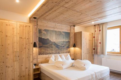 Postel nebo postele na pokoji v ubytování Hotel Magdalena im Zillertal - Urlaub mit Hund