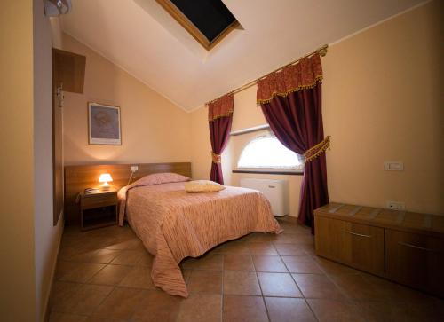 San Giovanni in Croce的住宿－Locanda Ca’ Rossa，一间卧室设有一张床和一个窗口