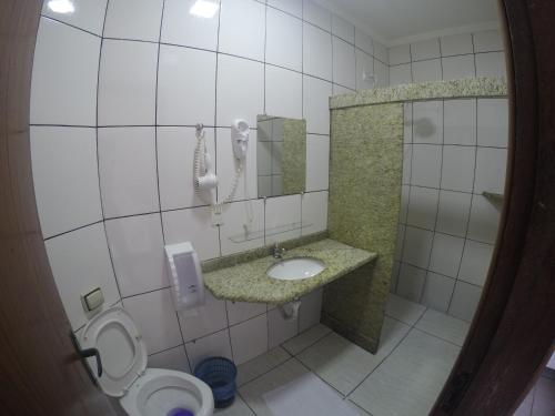 Kylpyhuone majoituspaikassa Hotel 2 Irmãos