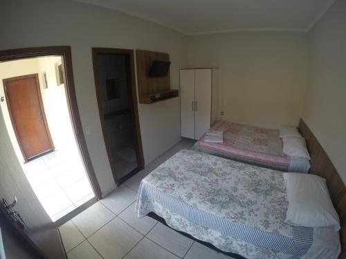 Ένα ή περισσότερα κρεβάτια σε δωμάτιο στο Hotel 2 Irmãos