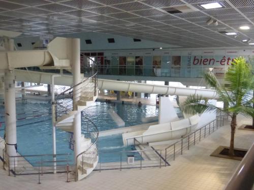 - une grande piscine avec toboggan dans un bâtiment dans l'établissement LUMINEUX avec vue , proche CENTRE historique, à Montpellier