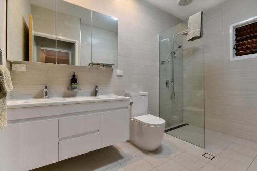 Un baño con inodoro, lavabo y ducha. en Casuarina 16 - 3 Bedroom House With 180 Degree Ocean Views, Buggy & Valet Service, en Hamilton Island