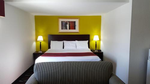 a hotel room with a bed with two lamps at Horizon Inn in Lincoln