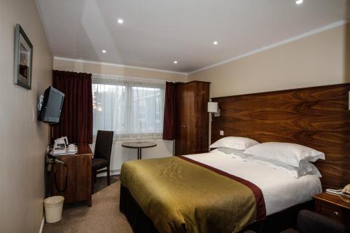 A bed or beds in a room at Malvina House Hotel
