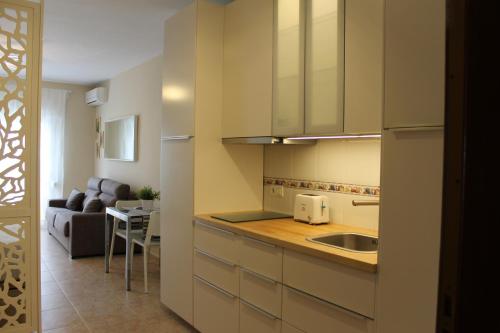 - une cuisine avec un évier et un comptoir dans l'établissement APARTMENT La CALA DESING a 150 m. del MAR., à La Cala de Mijas