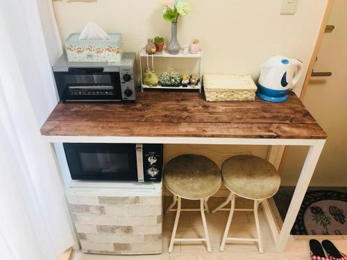 神戸市にあるMori de house in kobe202のキッチン(椅子2脚、電子レンジ付)