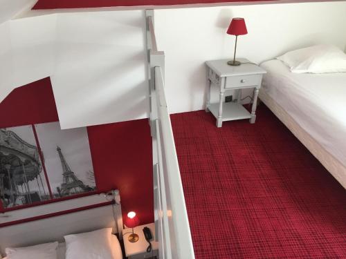 Ένα ή περισσότερα κρεβάτια σε δωμάτιο στο Hotel Le Cardinal Rueil Centre