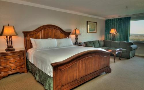 um quarto com uma cama grande e um sofá em Old Orchard Inn em Wolfville