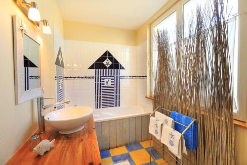 Bathroom sa Les Transats Chambre et appartements vue mer