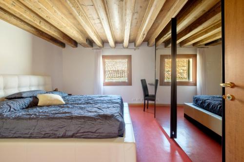 a bedroom with a bed and a desk in it at The Lion's House APT4 in Venice