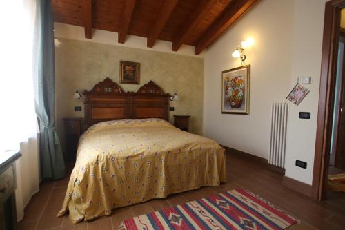 a bedroom with a large bed in a room at Casa San Marco in Castelnuovo del Garda