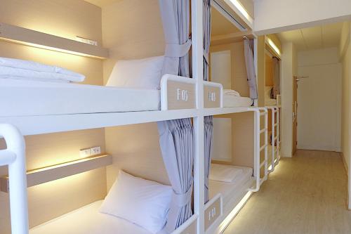 チェンマイにあるAbout A Bed Hostel Chiangmaiの二段ベッド1組