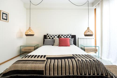 マトジニョシュにあるBy the Sea Apartment • Terrace · Wifi · Netflixのベッドルーム1室(大型ベッド1台、ランプ2つ付)