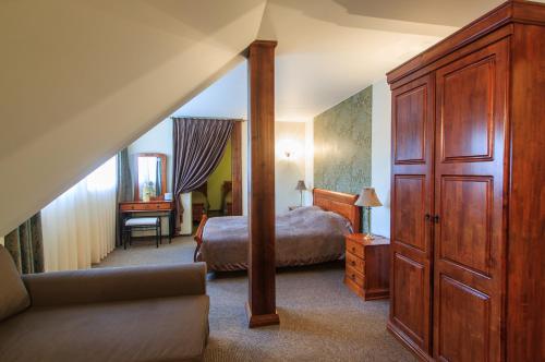 a hotel room with a bed and a staircase at Sodeliškių dvaro sodyba in Sodeliškiai