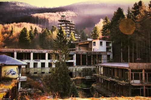 un gran edificio en medio de una montaña en Józka Chata max 15 os sauna, en Porąbka