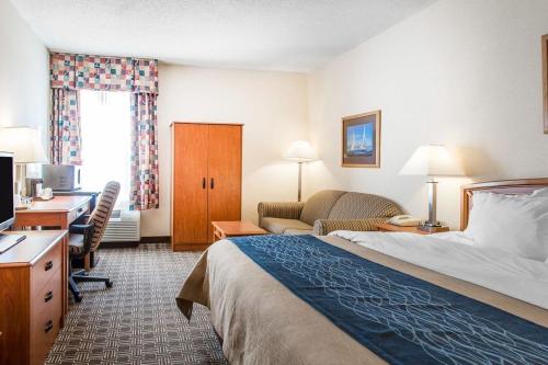 מיטה או מיטות בחדר ב-Quality Inn Mystic-Groton