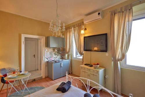 Habitación con cama y cocina con mesa en Old City Romantic Studio with FREE private parking, en Pula
