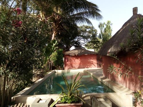 La alberca dentro o cerca de Hôtel Joal Lodge