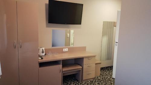 W łazience znajduje się umywalka i lustro. w obiekcie Hotel Gutland w mieście Wysokie Mazowieckie