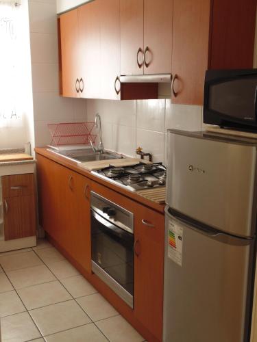 una cucina con piano cottura e frigorifero di Departamento Concepción Centro a Concepción