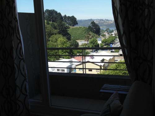 een kamer met een raam met uitzicht op de stad bij Departamento Concepción Centro in Concepción