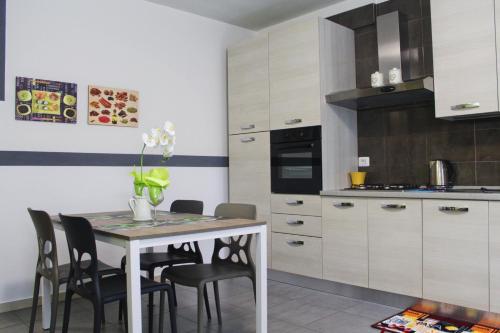 Una cocina con una mesa y sillas en una habitación. en Blau Vacanze, en Peschiera del Garda