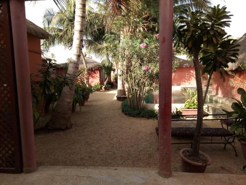 Un jardín fuera de Hôtel Joal Lodge