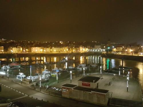 ディエップにあるGALION - BERIGNYの港の夜景