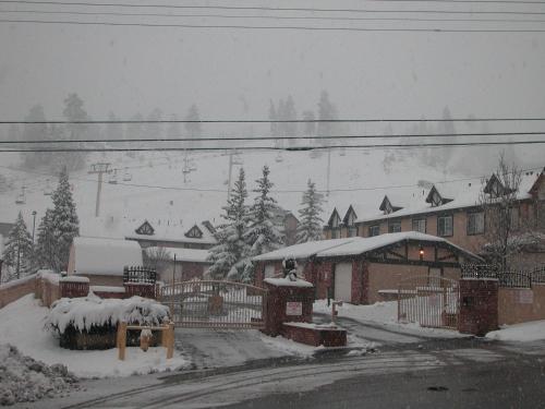 Slopeside Chalet – Photos 2