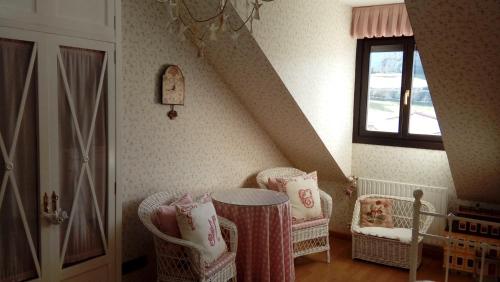 a room with chairs and a table and a window at Norte Sueve in Colunga