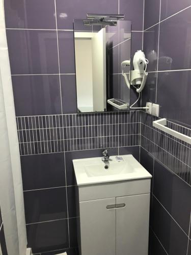 a bathroom with a sink and a mirror at Avenida in Praia de Mira
