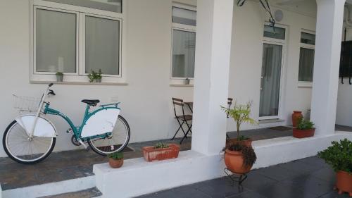 アヴェイロにあるCagaréusの建物脇に駐輪した自転車