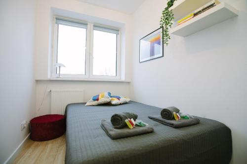 ワルシャワにあるWarsaw Concierge Green Muranówのベッドルーム1室(タオル付)