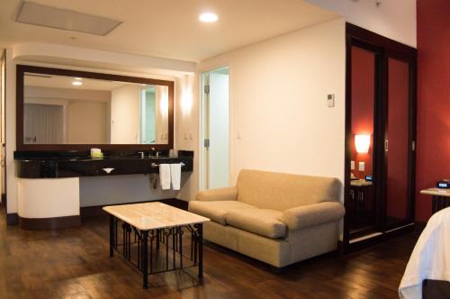 uma sala de estar com um sofá e uma mesa em Holiday Inn Hotel & Suites Centro Historico, an IHG Hotel em Guadalajara
