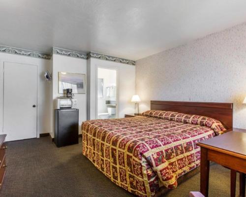 Ένα ή περισσότερα κρεβάτια σε δωμάτιο στο Monterey Fairgrounds Inn