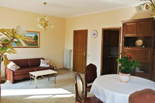 un soggiorno con tavolo e divano di Casa Farfalla a Cannobio