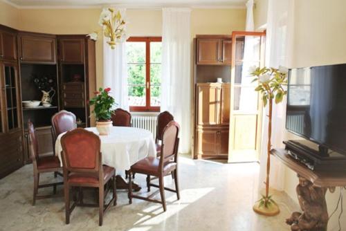 una sala da pranzo con tavolo e sedie di Casa Farfalla a Cannobio