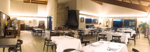 a restaurant with tables and chairs with white table cloth at Agriturismo Cignale in Penne