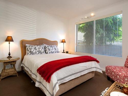 - une chambre avec un grand lit et une fenêtre dans l'établissement Understated Elegance Affordable Luxury, à Albury