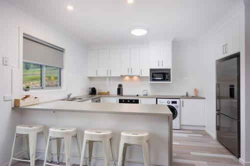 A kitchen or kitchenette at Albury Yalandra Apartment 2