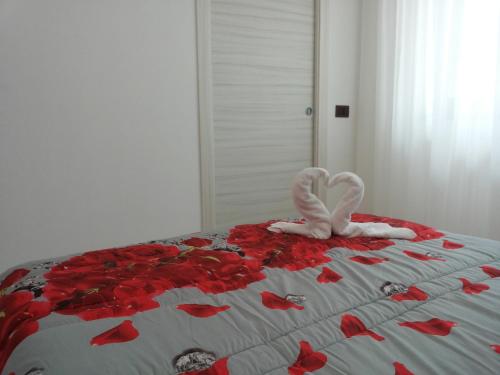a bed with a heart made out of red roses at Appartamento Tulipano Rosso in Trapani