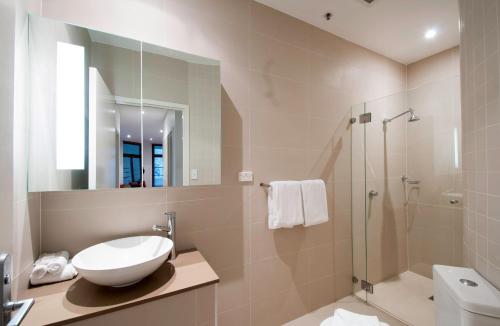 ein Badezimmer mit Waschbecken und Dusche in der Unterkunft Quest Canberra in Canberra