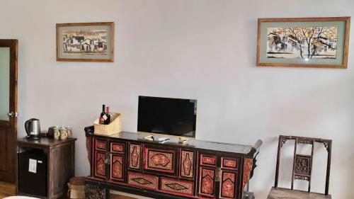 TV a/nebo společenská místnost v ubytování Yangshuo Mountain Retreat