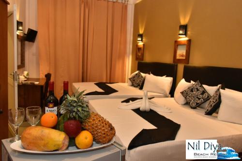 Tempat tidur dalam kamar di Nil Diya Beach Resort